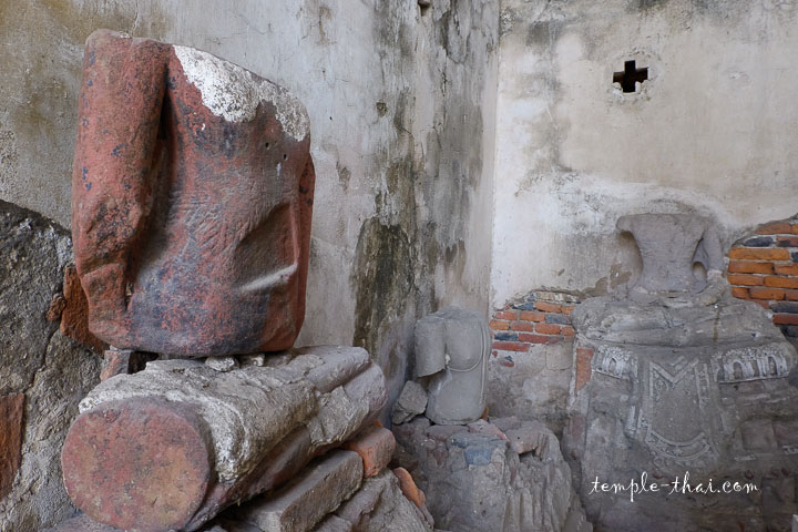 Statue en grès dans un angle