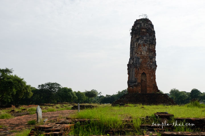 Le Prang isolé à la suite des ruines de l'Ubosot