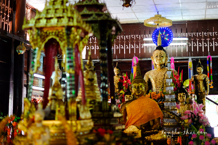 Luang Po Khao (หลวงพ่อขาว) au fond de la salle Wat Nakhon Tham