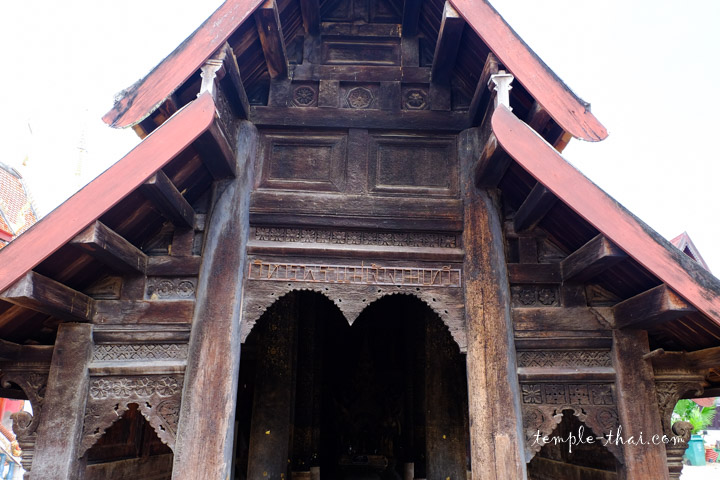 Fronton en bois Wat Pong Yang Khok