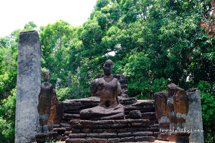 Statues en latérite วัดป่ามืดนอก