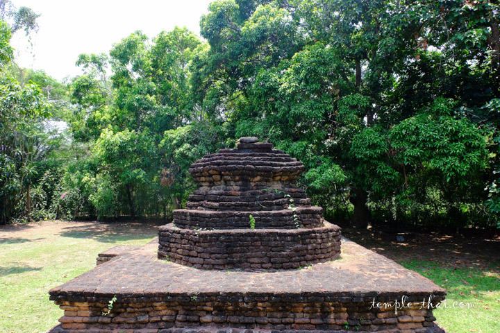 Stupa en latérite Wat Pa Muet Nok
