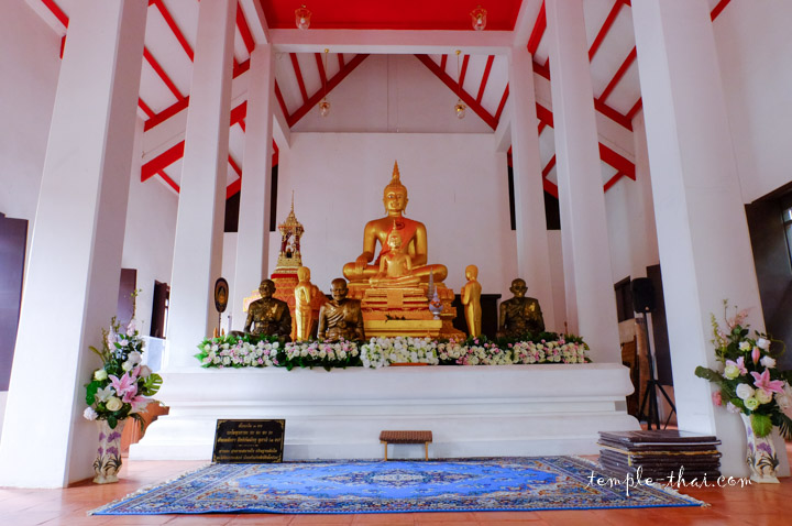 Wat Lat Bua Khao