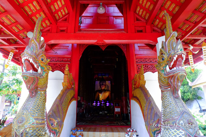 Porche d'entrée protégée par deux Nagas