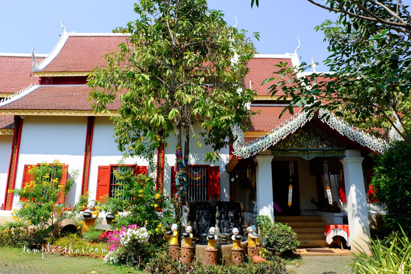Entrée latérale du pavillon