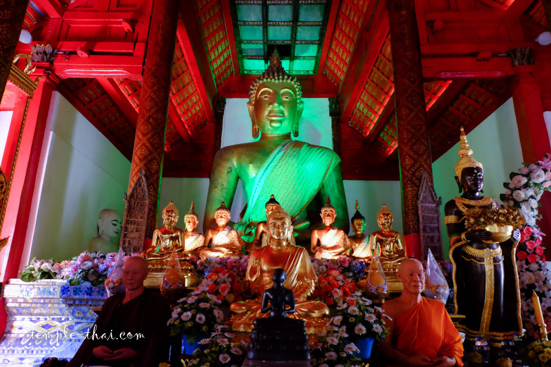 bouddha principal arrosée par une lumière verte