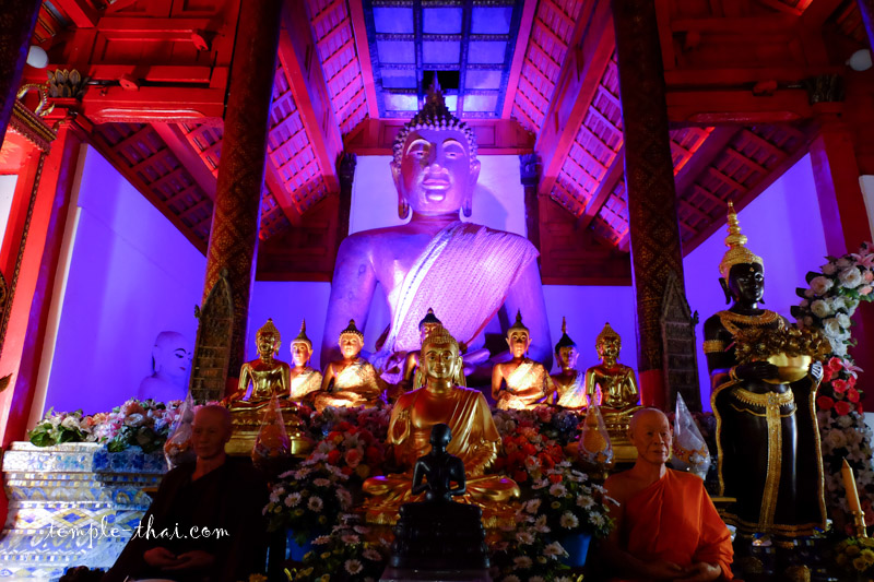 bouddha dans une lumière violette