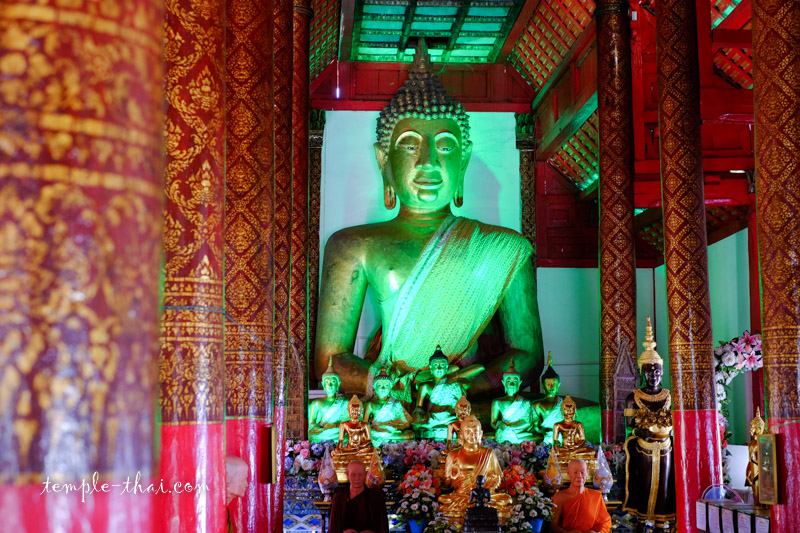 bouddha principal de grande envergure Wat Pha Khao