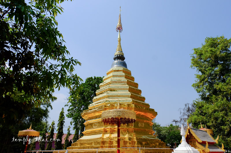 Stupa doré de style Lanna Wat Pha Khao