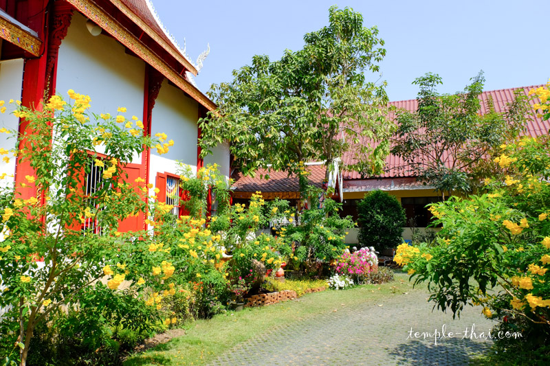Passage fleuri dans le monastère