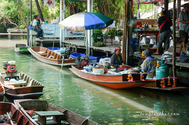 Wat Saphan Floating Market