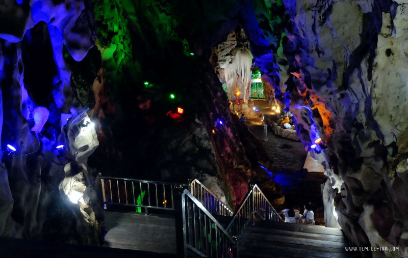 Vue plongeante depuis le fond de la grotte วัดถ้ำน้ำ